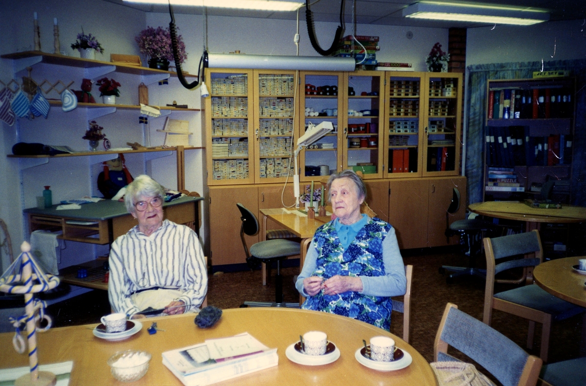 Edit Bernhardsson (1911 - 2000, Torrekulla) och Ida Bengtsson (1900 - 1995, Tulebo) sitter och fikar i Brattåsgårdens terapilokal på Streteredsvägen 5, okänt årtal.