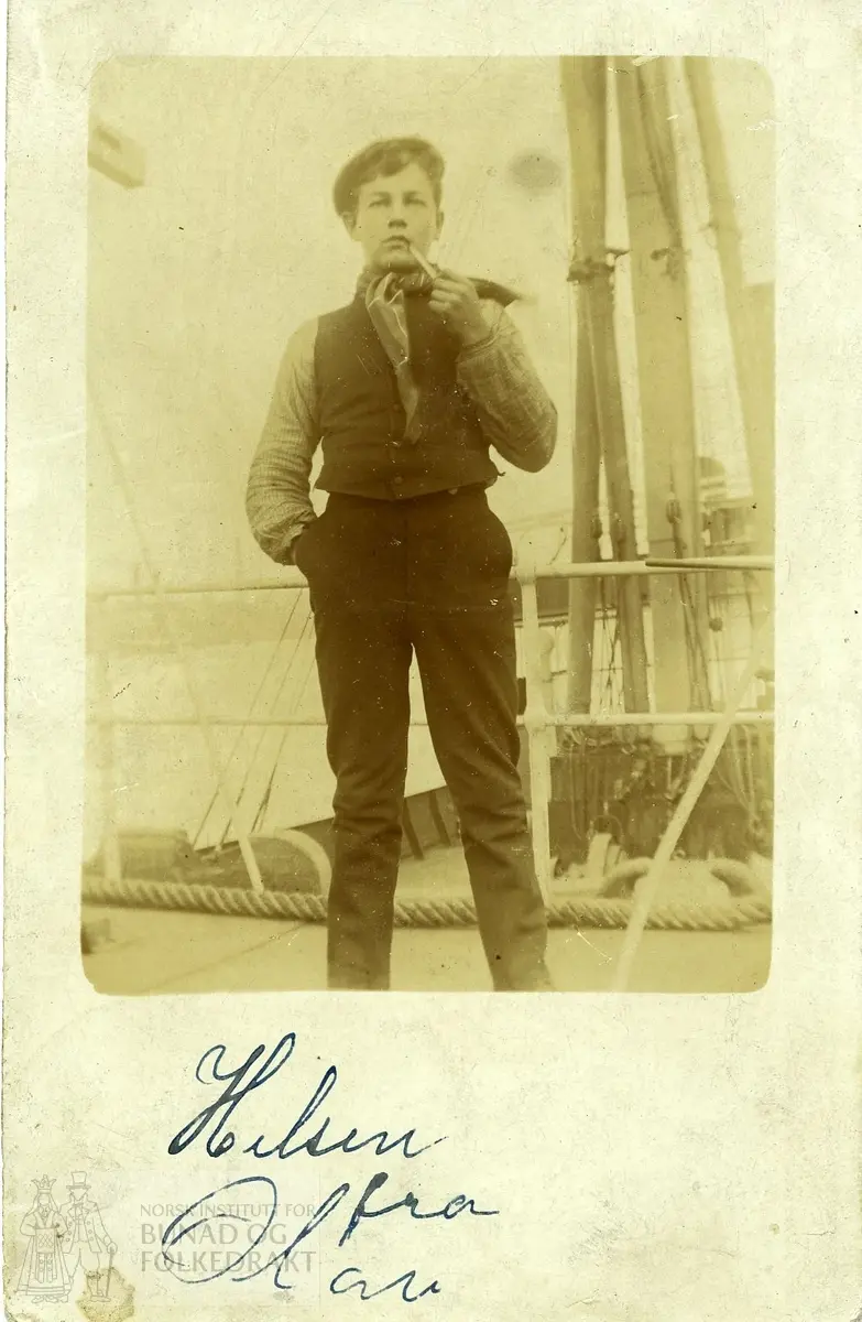 Bilde av mann ombord på en båt.