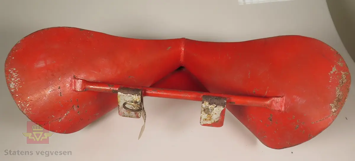 Rød snøplog (spissplog) som er lagd for å kunne benyttes foran på en spark.