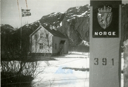Skolen i Grense Jakobselv med en norsk grensestolpe, nr. 391