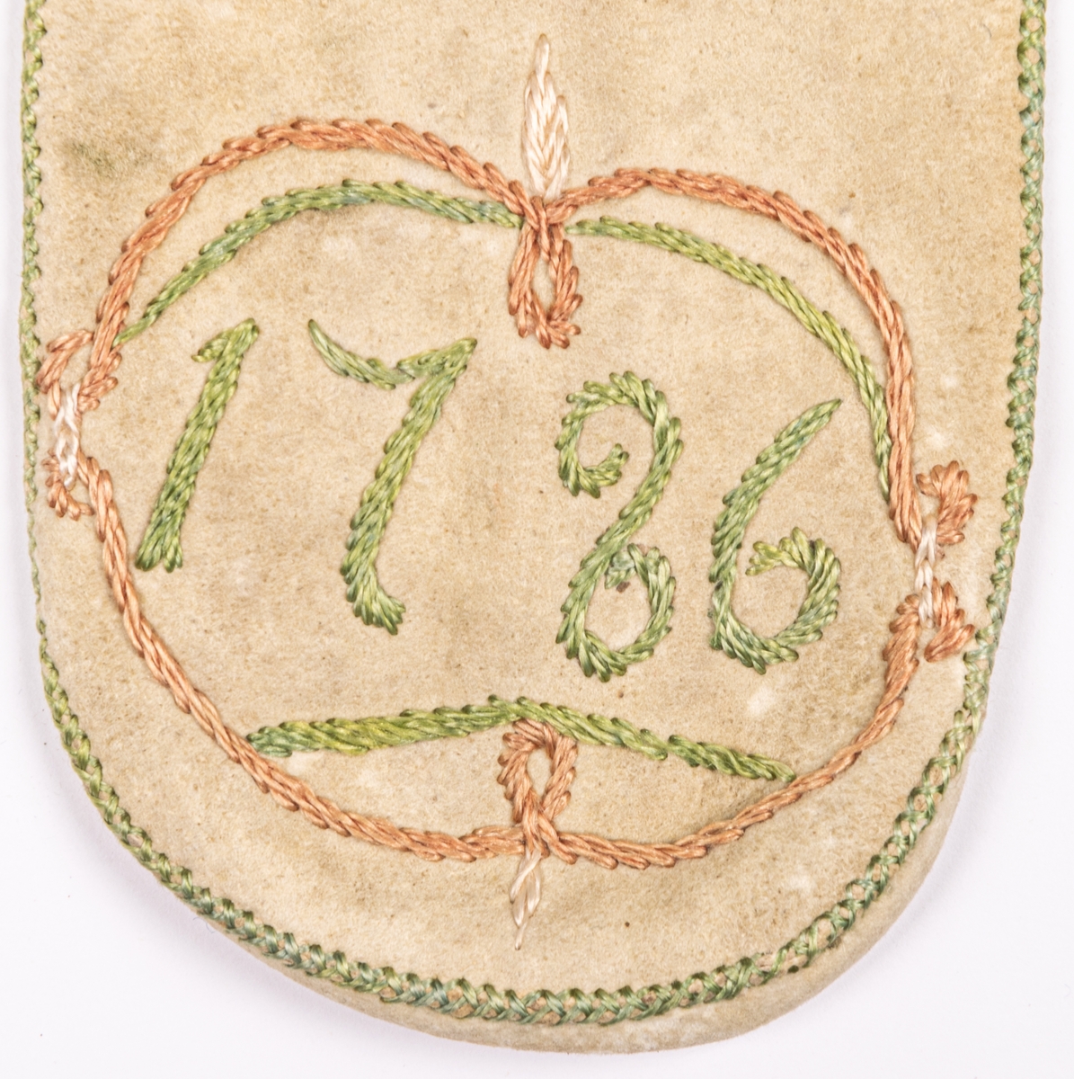Penningpung av sämskskinn, broderad med silke, märkt G. F. Wg: 1786.
