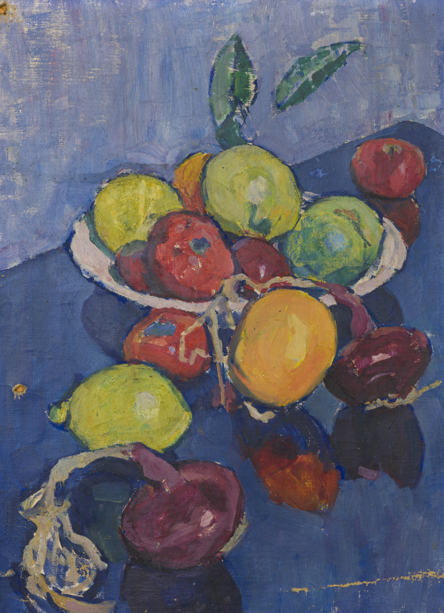 Frukt og grønnsaker som løk, sitron, tomat, epler spredt på blå bakgrunn med lysere blå i øvre del og mørkere i nedre. 