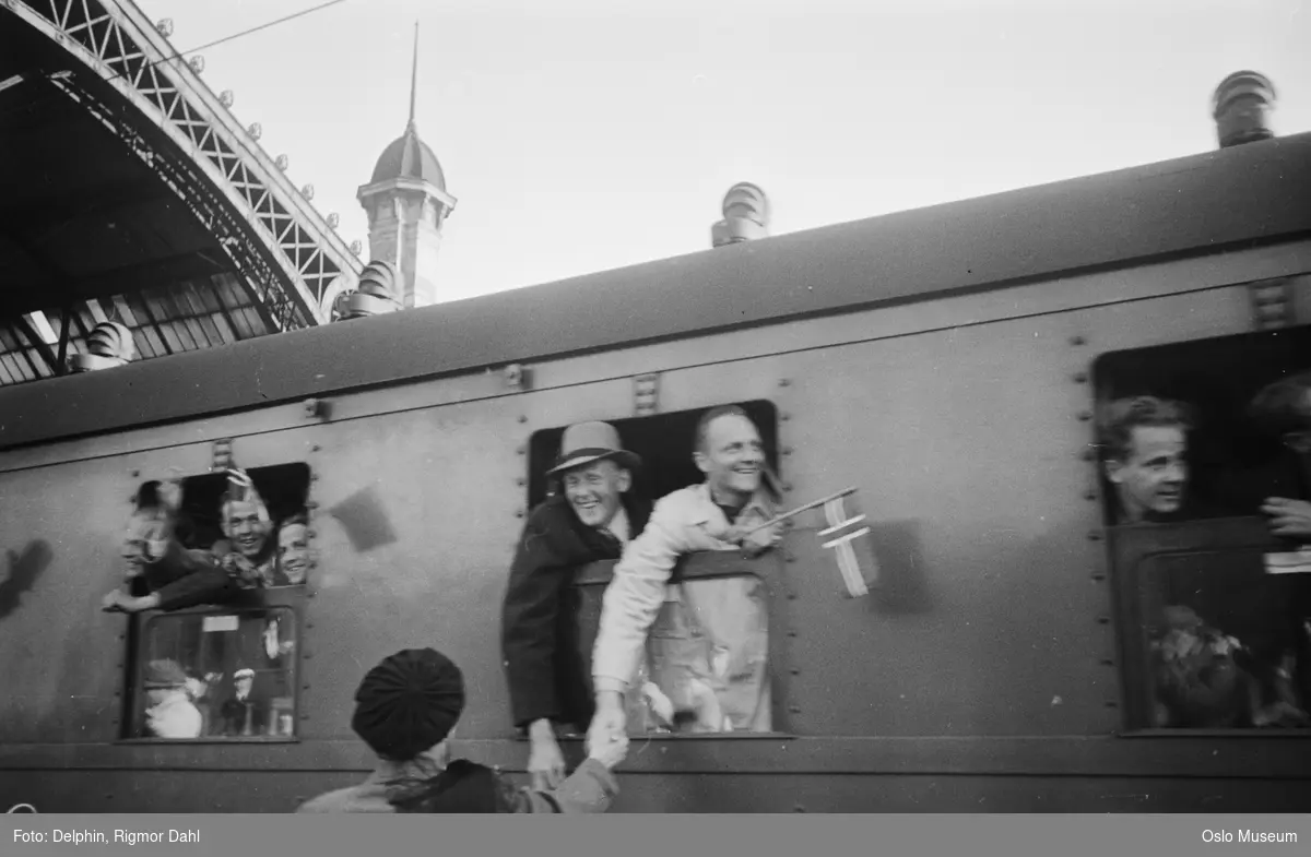 Østbanestasjonen, jernbanevogn, vinduer, menn, studenter, hjemkomst fra fangenskap i Buchenwald, mennesker som tar imot