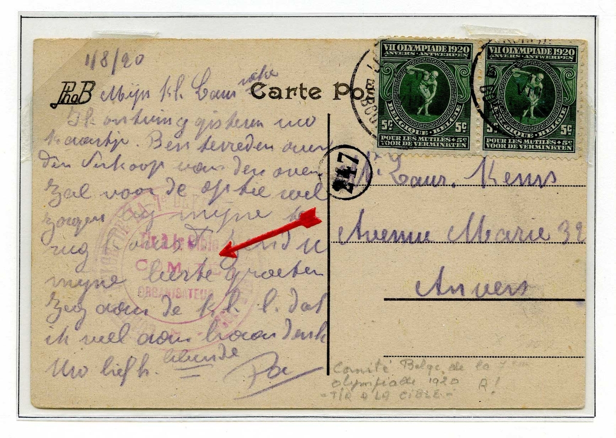 Albumside med et postkort med to grønne olympiske frimerker fra Antwerpen 1920. Under postkortet en konvolutt med fire frimerker fra Altwerpen 1920 som alle er stemplet.
