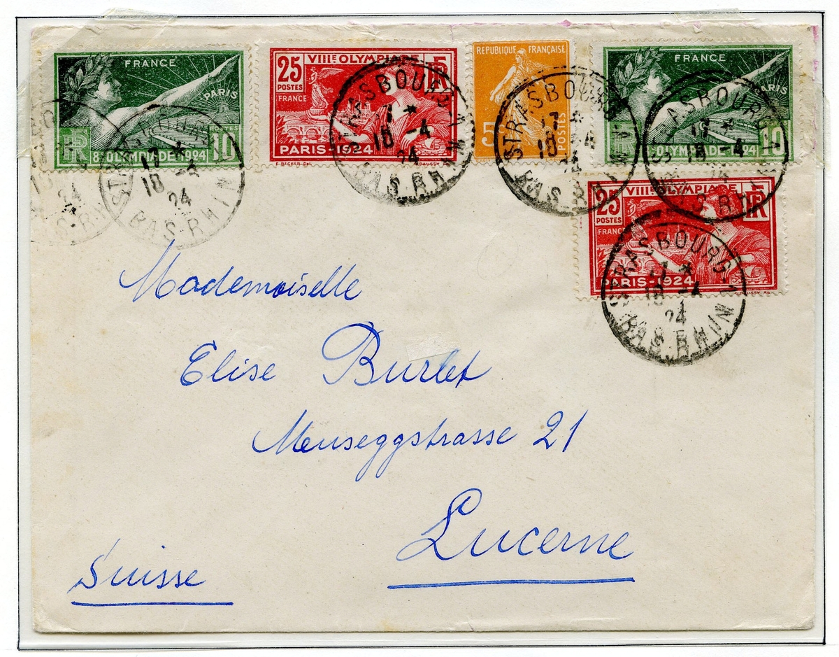 To frankerte og stemplede konvolutter montert på albumside. Den første konvolutten er frankert med fire, den andre med fem olympiske frimerker fra Paris 1924. I tillegg er den første konvolutten frankert med et gult frimerke (sameuse camée) og den andre konvolutten har et grønt frimerke med portrett av Pasteur.