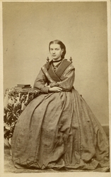 Portrett ukjent kvinne., helfigur ca. 1865-70? Visittkort. F