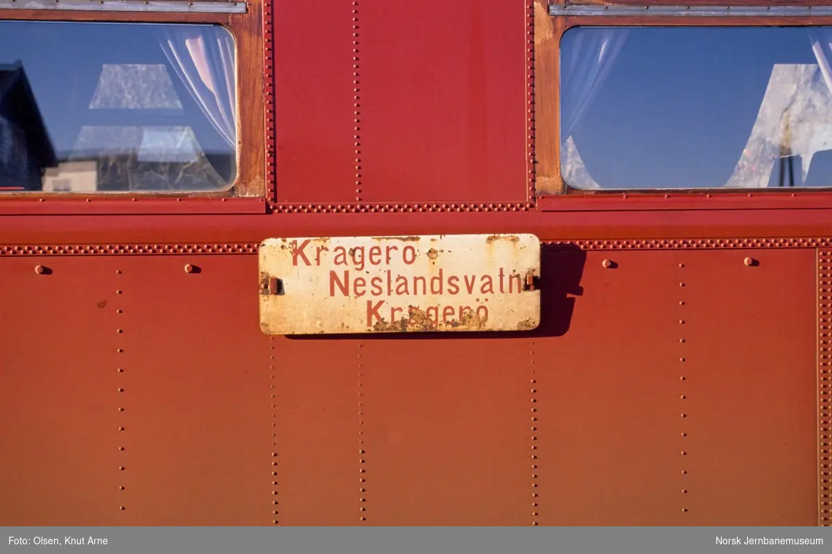 Destinasjonsskilt på dieselmotorvogn BM 86 10 på Kragerø stasjon