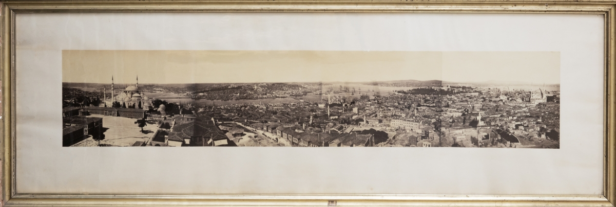 Panorama av Konstantinopel, stort fotografi inom glas och ram.

Tillhör Adolf Andersohns samling.

Johan Adolf Andersohn (1820-1887) var handlare/filantrop och museets grundare.