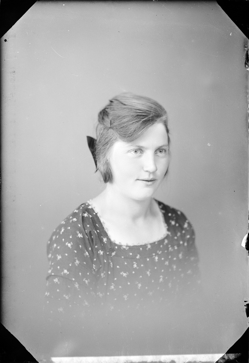 Ateljéporträtt - Greta Andersson från Norrskedika, Börstil socken, Uppland 1922