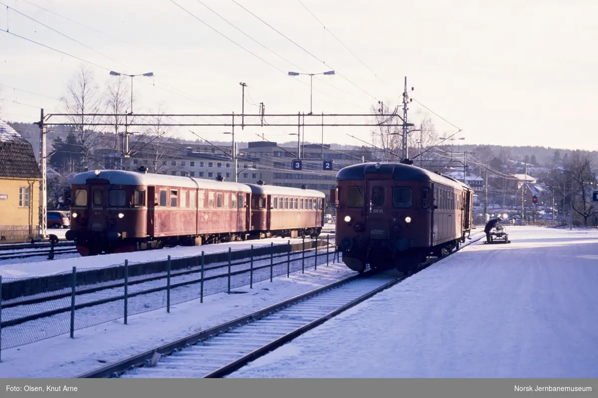 Dieselmotorvogn BM 86 15 med persontog til Rødberg i spor 1 på Kongsberg stasjon. Til venstre dieselmotorvognene BM 86 12 og BM 86 25.