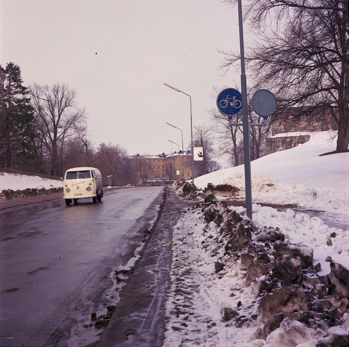 Trafik på Dag Hammarskjölds väg, Uppsala 1970