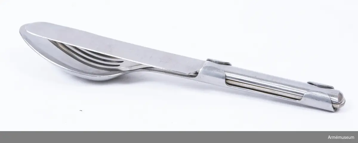 Kniv av rostfritt stål med flat skaft. På kniven står "rostfritt stål", "Eskilstuna" och  graverad krona.
Ingår i matbestick bestående av sked, kniv och gaffel, för menig vid armén, Finland, 1939.