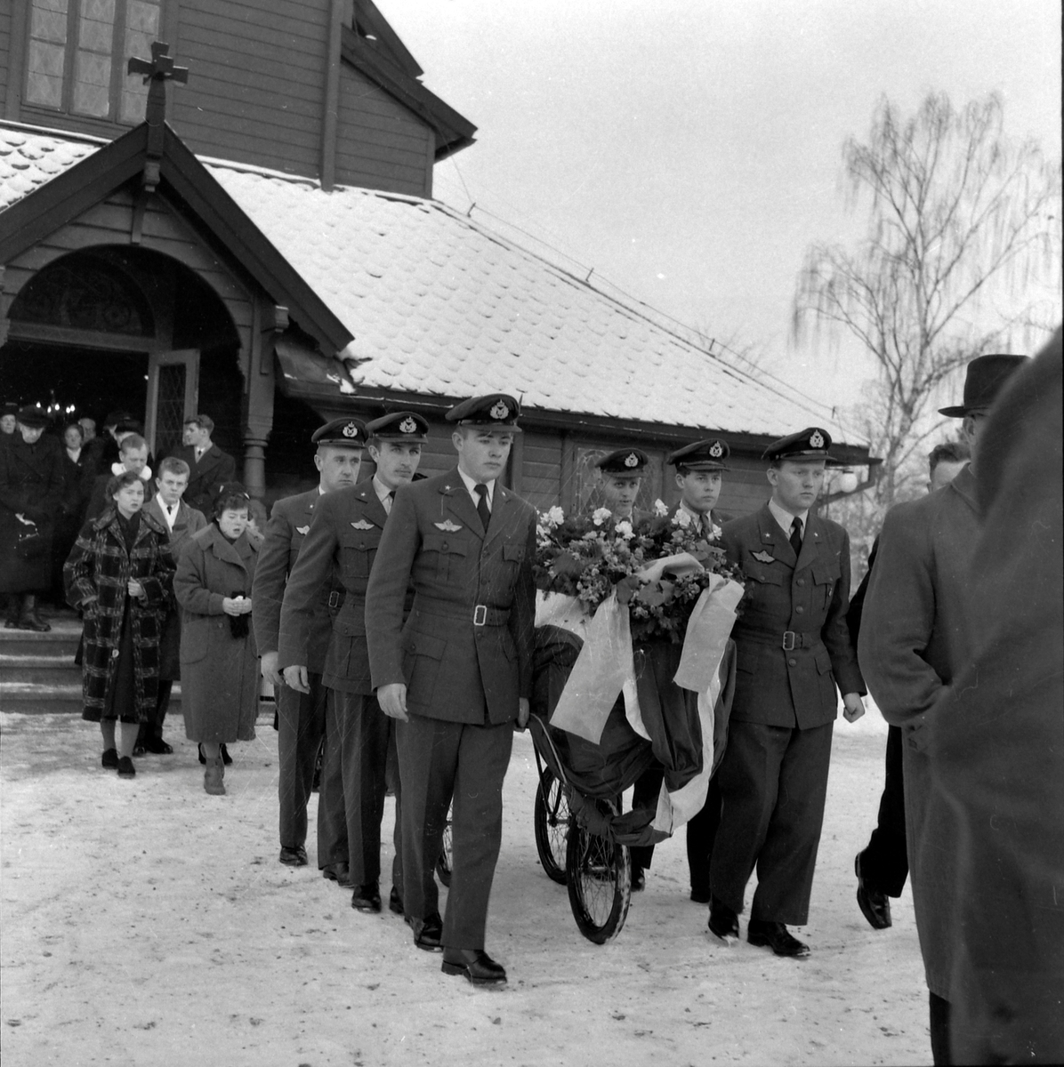 Flyfenrik Arnfinn Skjøstads begravelse