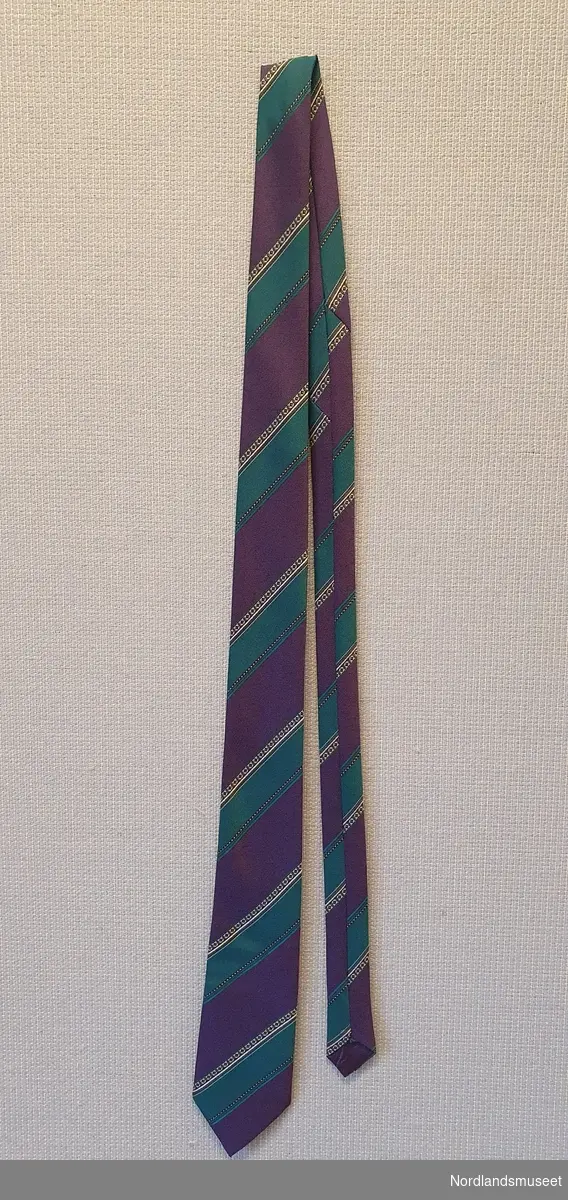 Stripete slips i lilla, grønt og hvitt.