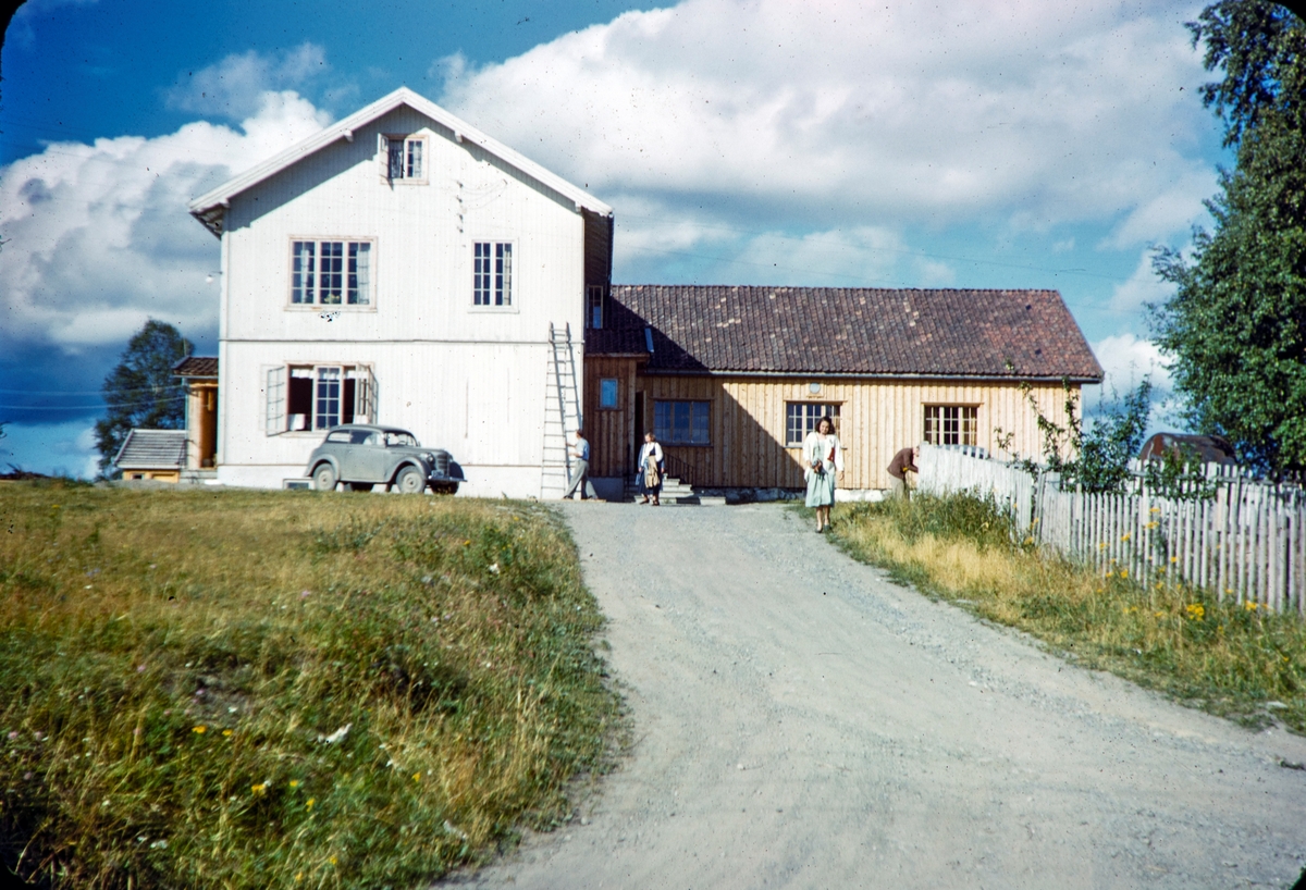 Forsamlingslokale, ungdomshus, ukjent sted. Tekst på dias. "Youth building of Hedmark july 1949"