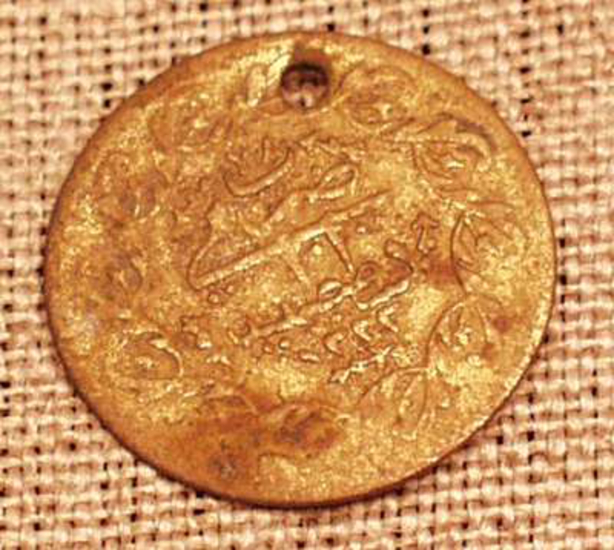   Orientalsk mynt med hull