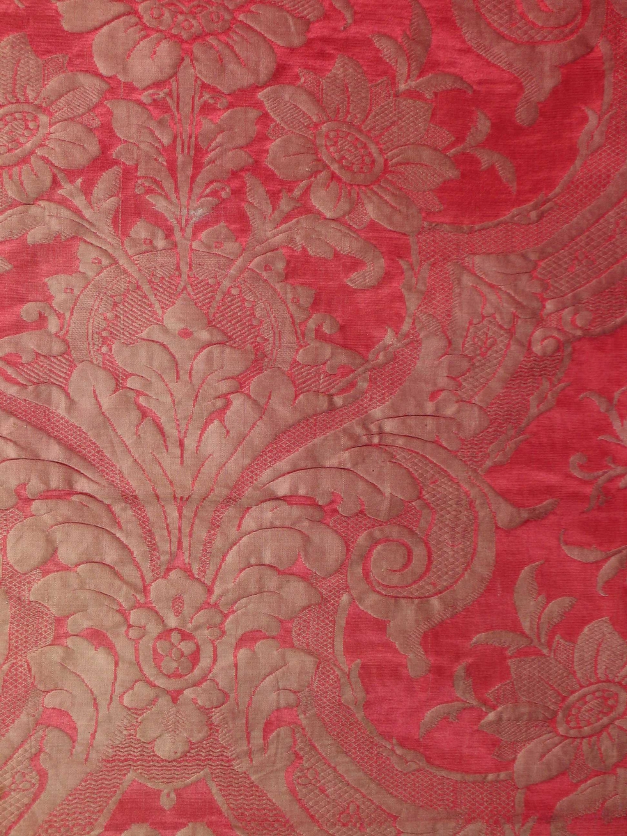 Rødt mønstervevd sengeteppe i silke med rødt fôr i bomullssateng.