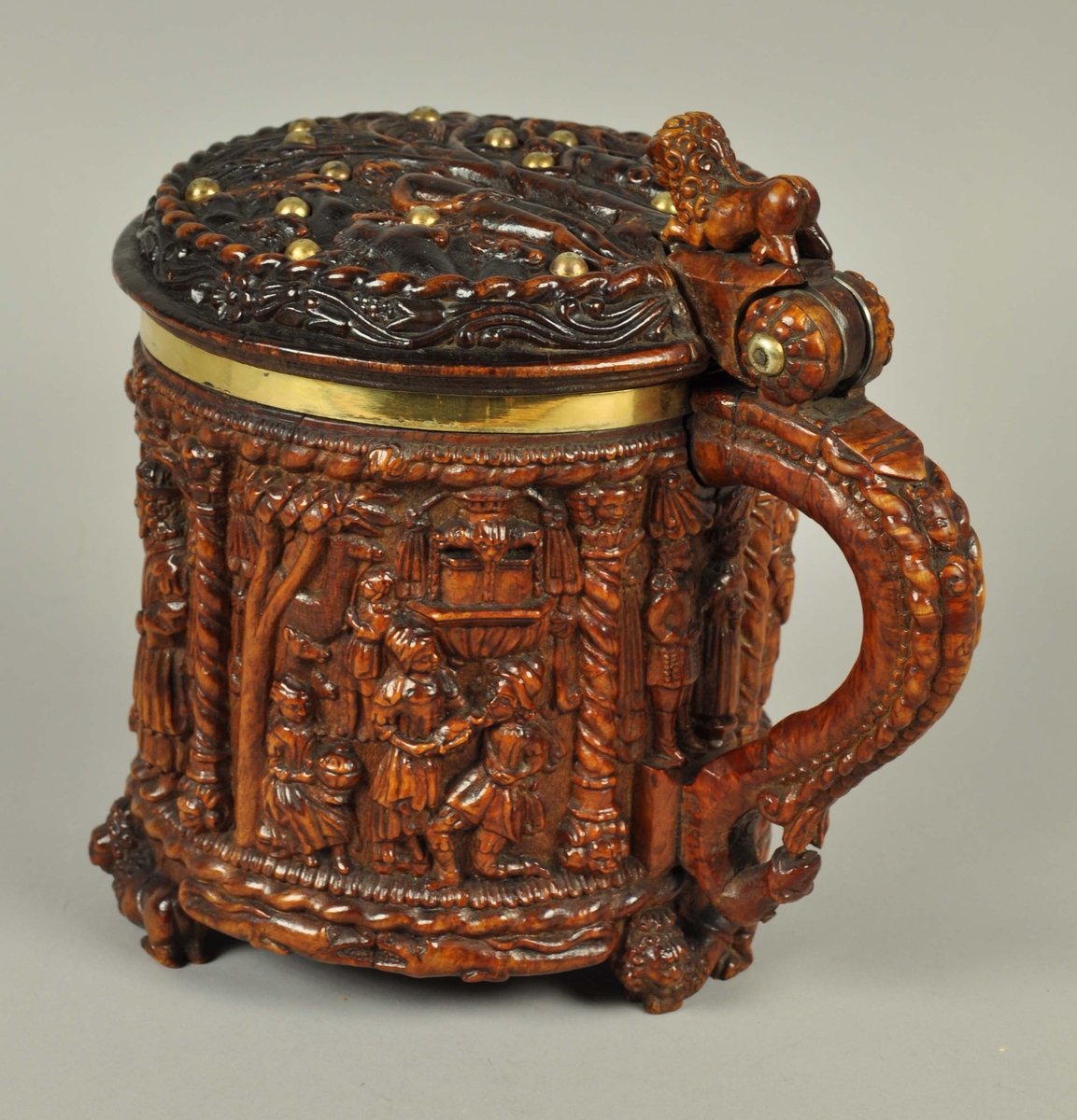 Ølkanne av valbjørk, innvendig foret med forgylt sølv i korpus og lokk. Kannen er skåret ut med scener i dypt relieff, nærmest rundskulptur på sidene, og med flatere relieff og enklere skurd på lokket. 
På lokket er det en framstilling av Syndefallet, med Adam og Eva stående under kunnskapens tre der de strekker seg etter epler, mens slangen snor seg om treets stamme og andre dyr og fugler står rundt omkring. Adam og Eva er nakne, men holder en gren foran skjødet, som om de allerede har spist av eplet. Rundt omkring i dette feltet er det satt inn forgylte nagler. Billedfeltet er omrammet av en tausnoingsbord og utenfor denne en blomsterranke.
Lokket har også en lokknapp som jekk mot håndtaket, formet som en løve. Håndtaket er formet som en slange i underkant, og som en slange med menneskehode på oversiden, eventuelt kan dette tolkes som en havfrue, siden halen ender i en spord.
Kannen har utskårne motiver rundt hele korpus, delt inn i felter med tausnoingsornamenter øverst og nederst og med snodde søyler mellom scenene. Søylene har base og kapitel formet som løvehoder. Det er tre bein formet som liggende kronede løver, og i feltene mellom er det to krokodiller vendt mot hverandre. 
Under håndtaket er det skåret en scene med en mann og en kvinne som står under en baldakin. Kvinnen holder en blomst i den ene hånden, mens mannen holder hennes andre hånd, altså et trolovelse- eller bryllupsbilde. 
Neste scene er Moses, med strålene ut fra pannen, som slår vann av klippen, mens andre mennesker står omkring, neon samler vann i forskjellige kar og bærer bort og en ung mann har lagt seg ned og drikker fra vannstrømmen.
Neste scene viser Moses stående med lovens tavler. Han har stråler fra pannen, og er plassert i en nisje.
Neste scene er Kongenes tilbedelse, der Maria sitter med Jesubarnet på fanget, mens Josef står bakenfor og lener seg på tømmermannsøksen. Foran dem er de hellige tre konger som bærer gaver til barnet, to står og en kneler.
Neste scene er Aron, Moses bror, som var den første yppersteprest. Han er kledd i yppersteprestens drakt slik den er beskrevet i Bibelen med bjeller og granatepler, mens han holder et røkelseskar. han er som Moses plassert i en nisje.
Siste scene er Isaks frierferd, der Abrahams tjener er sendt ut for å finne en kone til Isak. Rebekka har hentet vann fra brønnen, som er framstilt bak i scenen som en fontene der vann strømmer ut gjennom fire løvehoder. Tjeneren får drikke av hennes urne, mens en annen pike sitter med et kar og en tjener står og passer flere kameler i bakgrunnen.
Under kannen er det en skrue og mutter som fester sølvforingen til trekannen. En innskrift er grovt skåret inn, men er vanskelig tydbar, men synes å være tre bokstaver, hvorav de første synes å være O ug T eller I. Lokket er foret, og med en gravert innskrift på innsiden, sammen med kongemonogrammet C7.