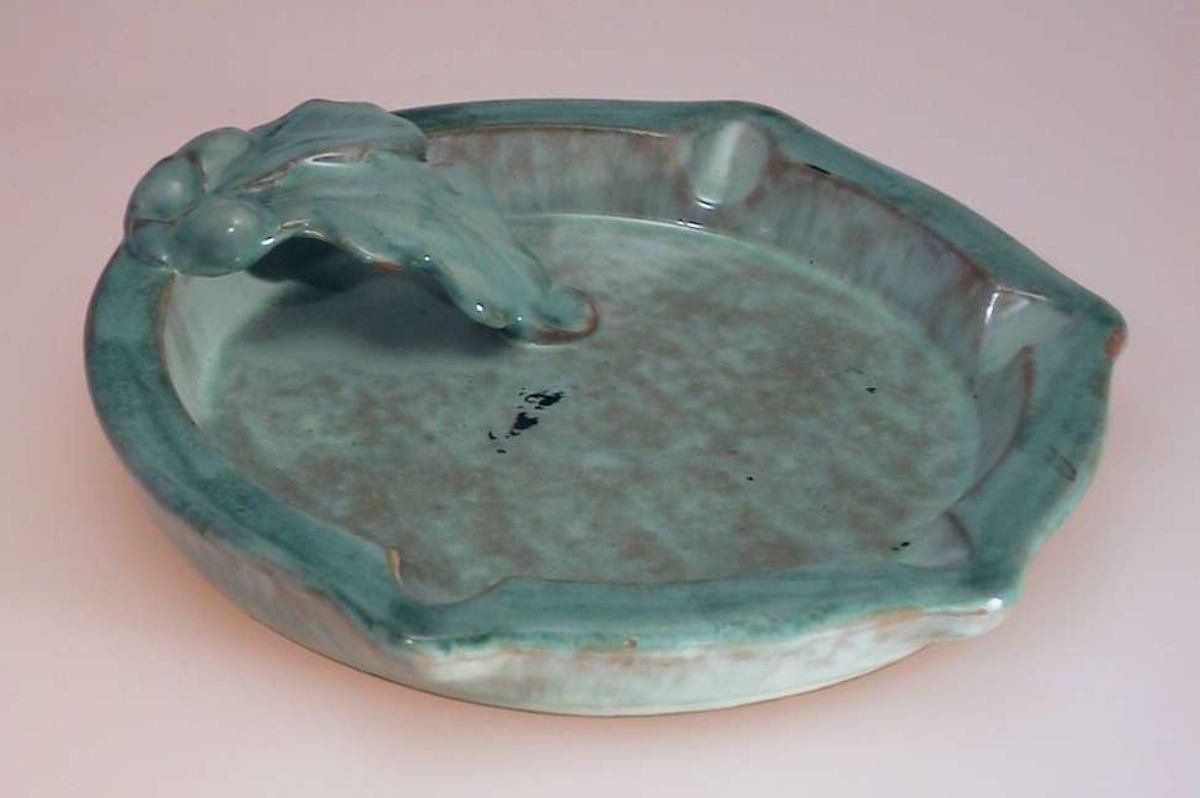 Rundt askebeger i keramikk med grønn glasur.