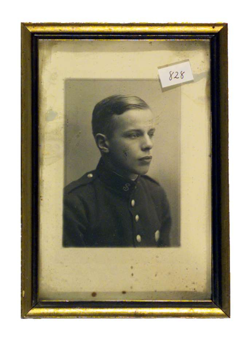 Portrett av Sigrid Undsets sønn Anders Castus Svarstad i militæruniform.