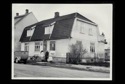 eksteriør, postkontor, 3300 Hokksund, postskilt, bil, kvinne