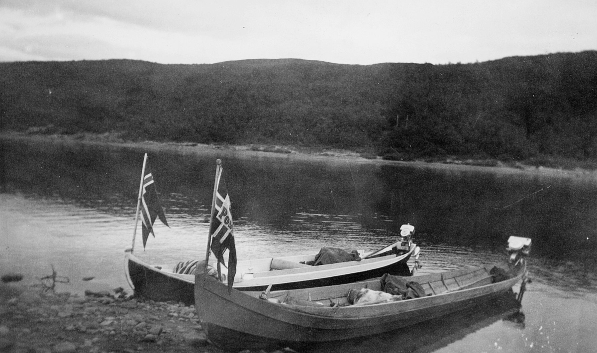 transport båt, 2 elvebåter, på Tana, med postflagg, ved land