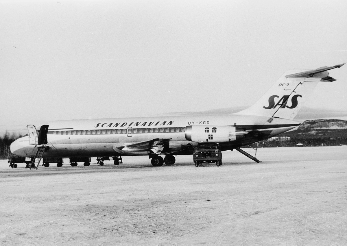 transport, fly, Oslo Lufthavn, OY - KGD DC - 9 SCANDINAVIEN SAS, på bakken