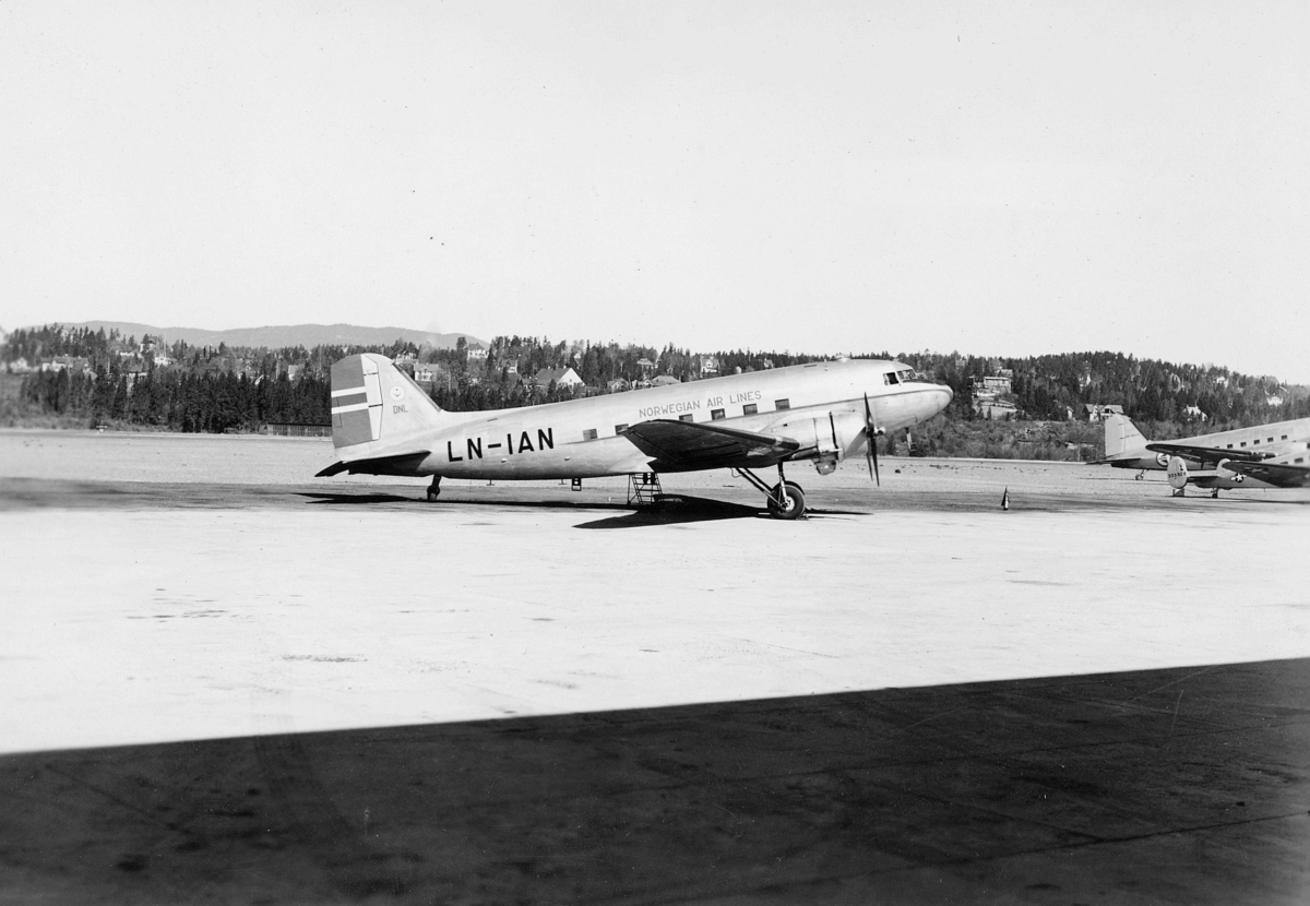 transport, fly, eksteriør, Fornebu, DC-3, på bakken