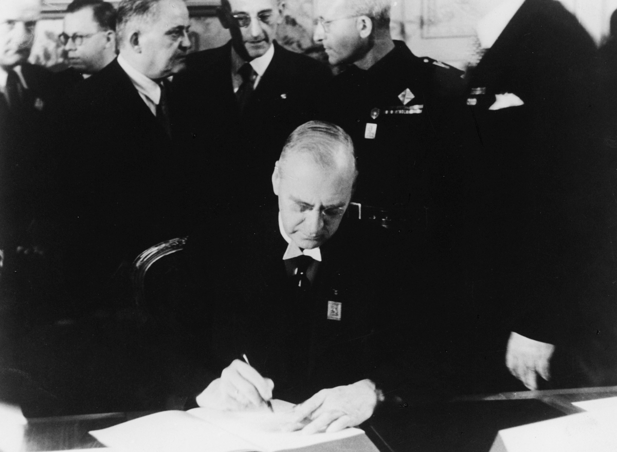 gruppebilde, møte, Wien, Europeisk Postforenings kongress 1942, generaldirektør Svein Svensen underskriver protokollen