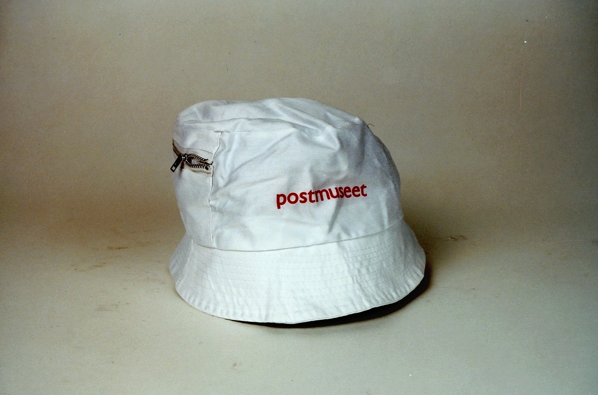 Gaveartikkel, brukt som reklame for Postmuseet. Hvit hatt med rød logo.