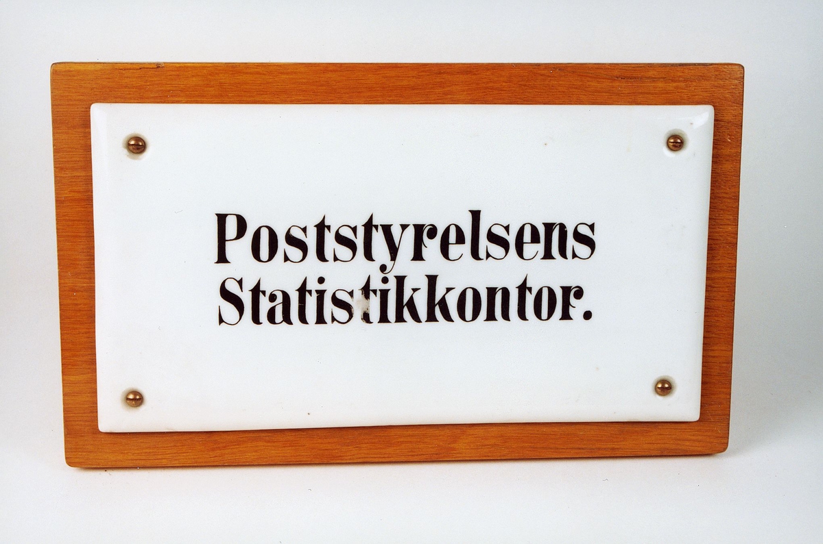 Skiltet er påsatt treplate. Glass med sort skrift.
Skrift: Poststyrelsens Statistikkontor.
Brukt i Poststyret.