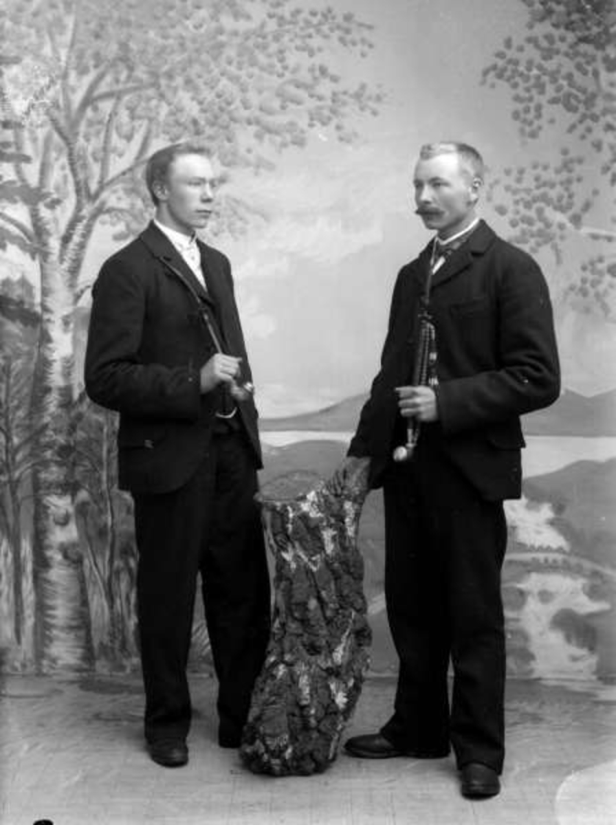 Pro: Johan Hagen med kamerat. 18.03.1900. Gruppebilde, menn med piper.