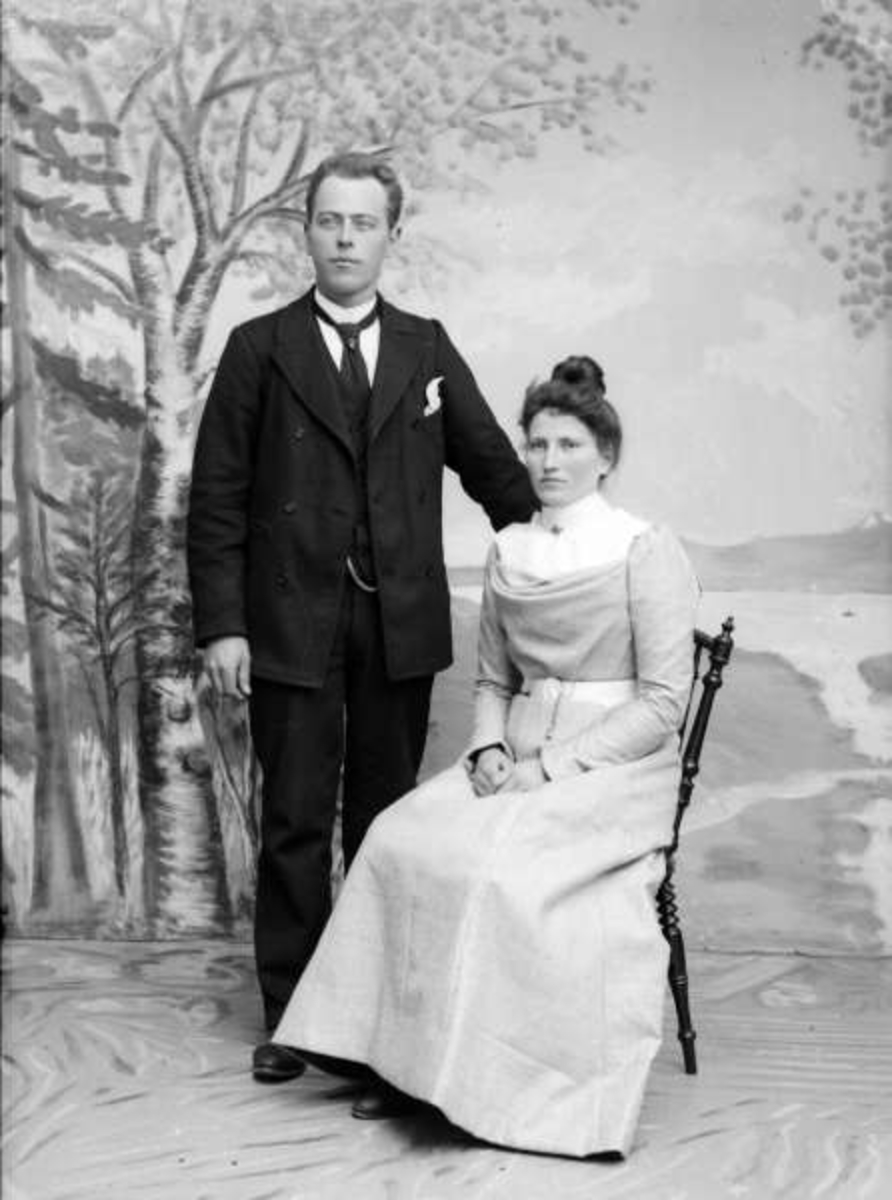 Pro: Iver Pedersen med kone. 20.04.1901. Gruppebilde, ektepar.