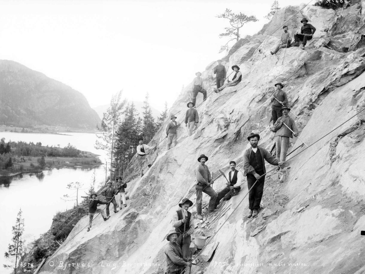Kort : Hallingdal 13/9 1905. O. Bjervas lag i fjeldet. Bergensbanen, gruppebilde arbeidslag, menn, arbeidsredskaper, fjellskrent.