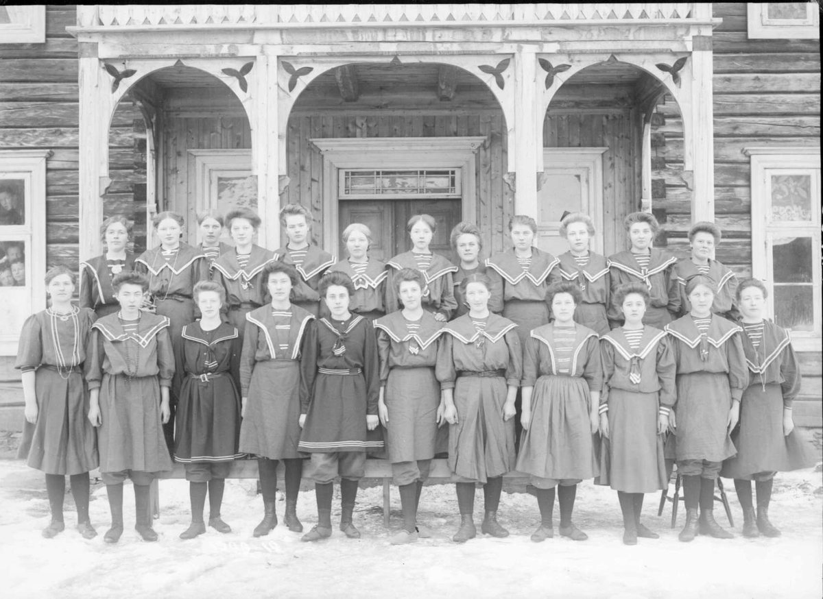 10.12.1909. Gudbrandsdalen Folkehøyskolen. Vik i Kvam, Gruppebilde, skolebilde, jenter i gymnastikkdrakter.