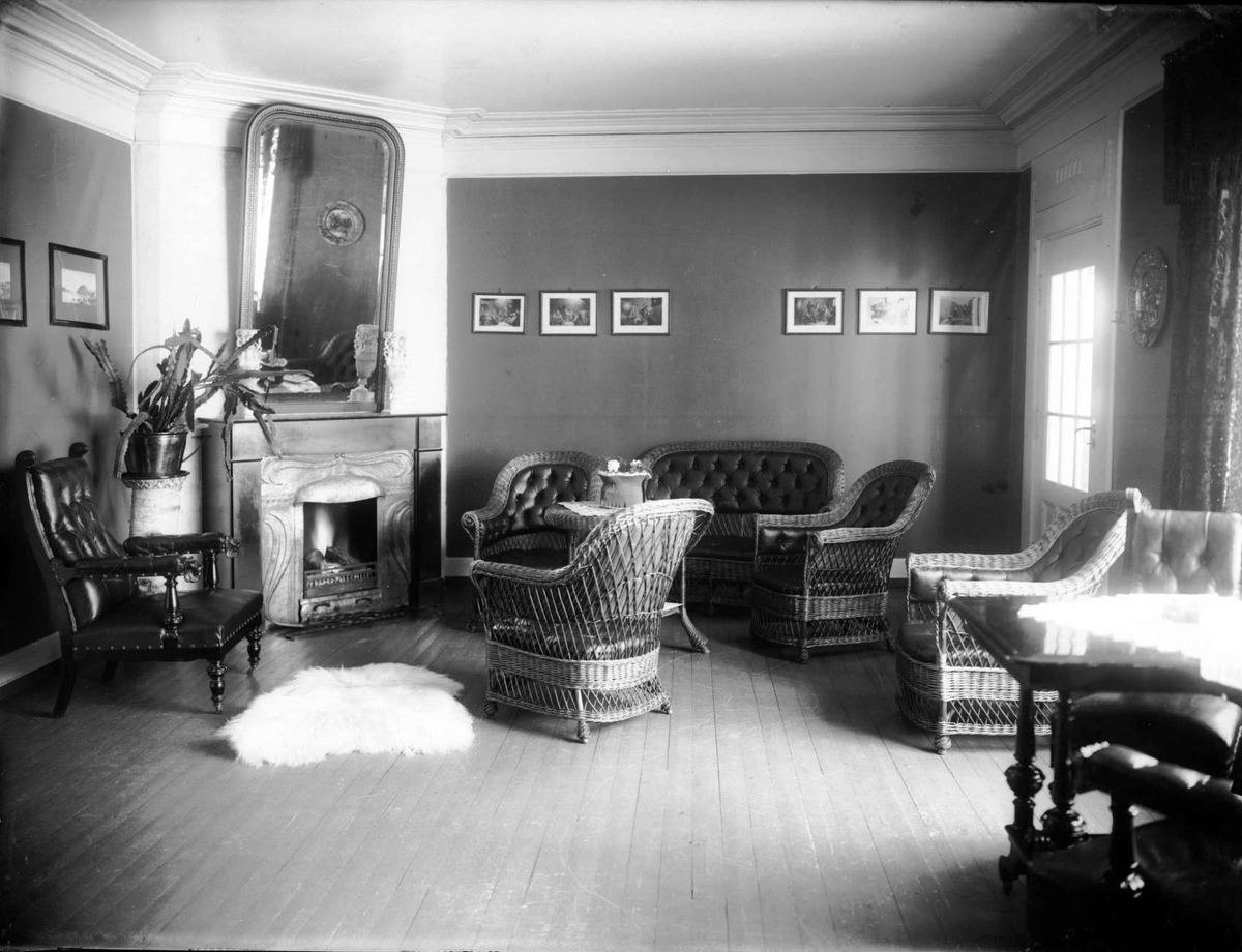Kort: Dovre. 13/1-1916.  Interiør Dombaas Hotel, peisestuen.