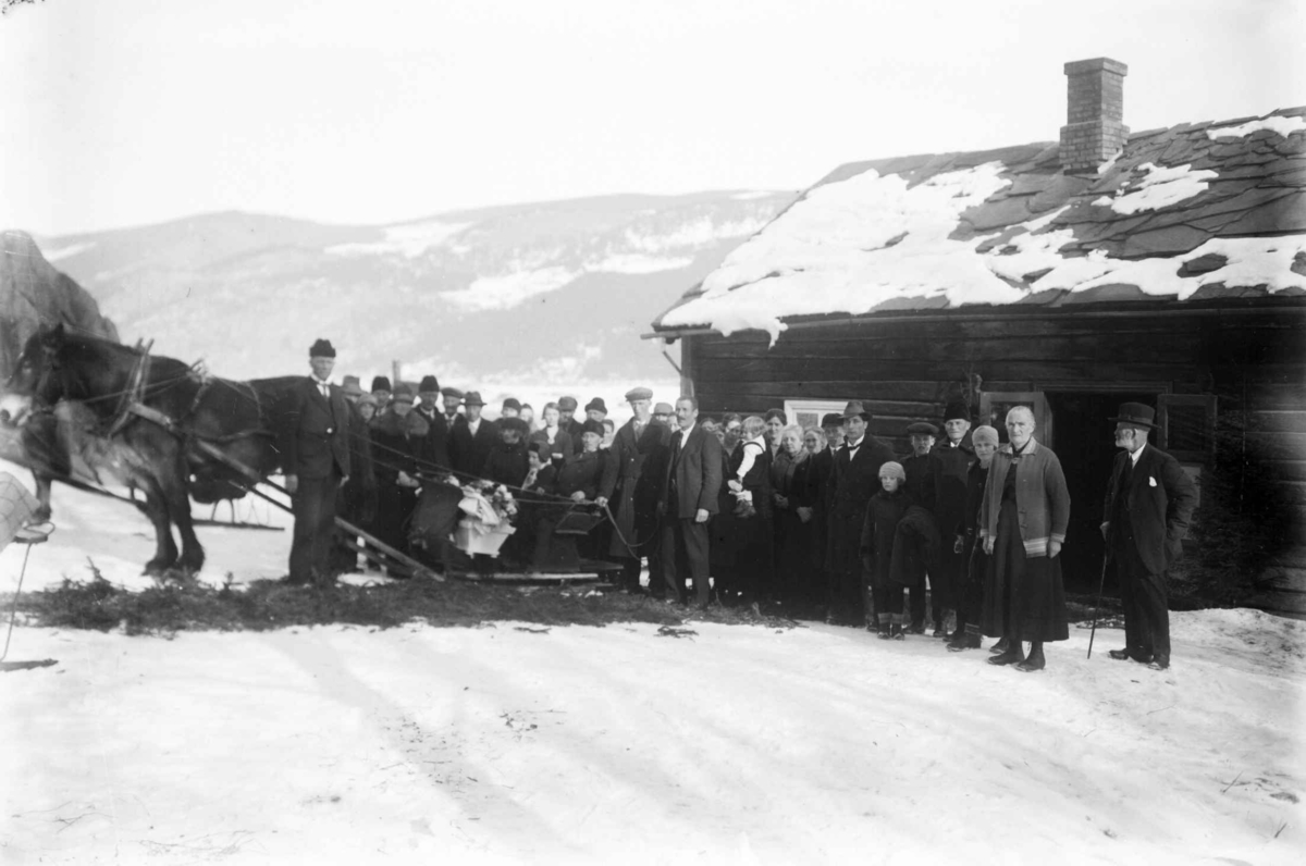 Likfølge Hest Med Slede Og Mange Mennesker Hus Vinter Maihaugen Digitaltmuseum 