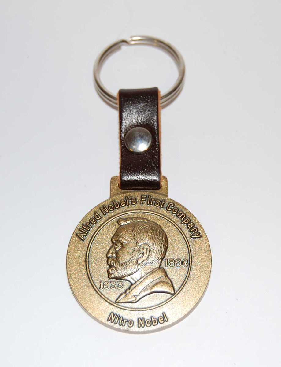 Bronsefarget nøkkelring med motiv av Alfred Nobel i profil.