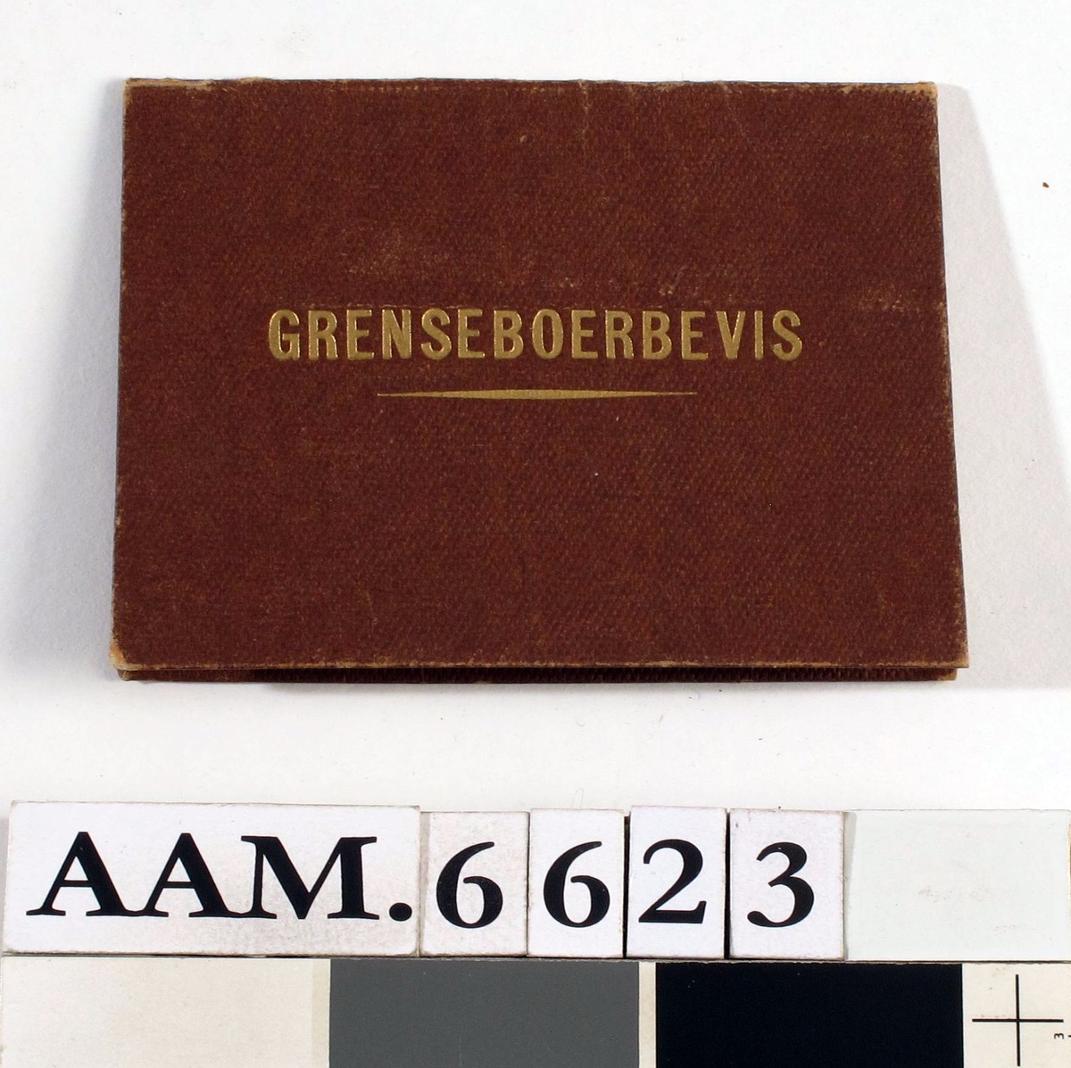 Grenseboerbevis, fra krigen 1940 - 1945. Grønt papir i brunt omslag av  papp. Grenseboerbevis utstedt i Arendal 9. 1. 1945 til Wilhelm Tvedt-Gundersen, Tyholmen 225,  Arendal. Med foto.
