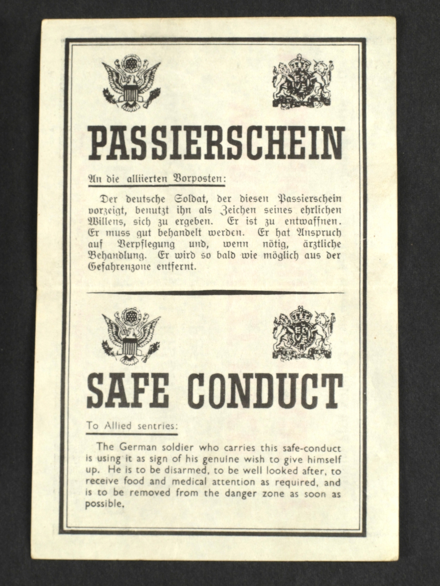 Passerseddel, (tysk Passierschein) med tysk og engelsk tekst. Trolig fra vestfronten der amerikanske og tyske styrker kjempet mot hverndre, høsten 1944 og vinteren 1945.