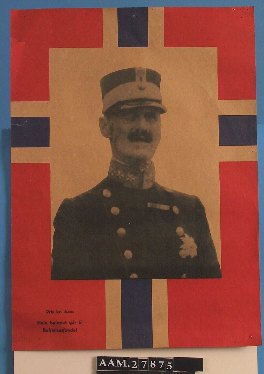 Portrett av Kong Haakon VII over et norsk flagg.