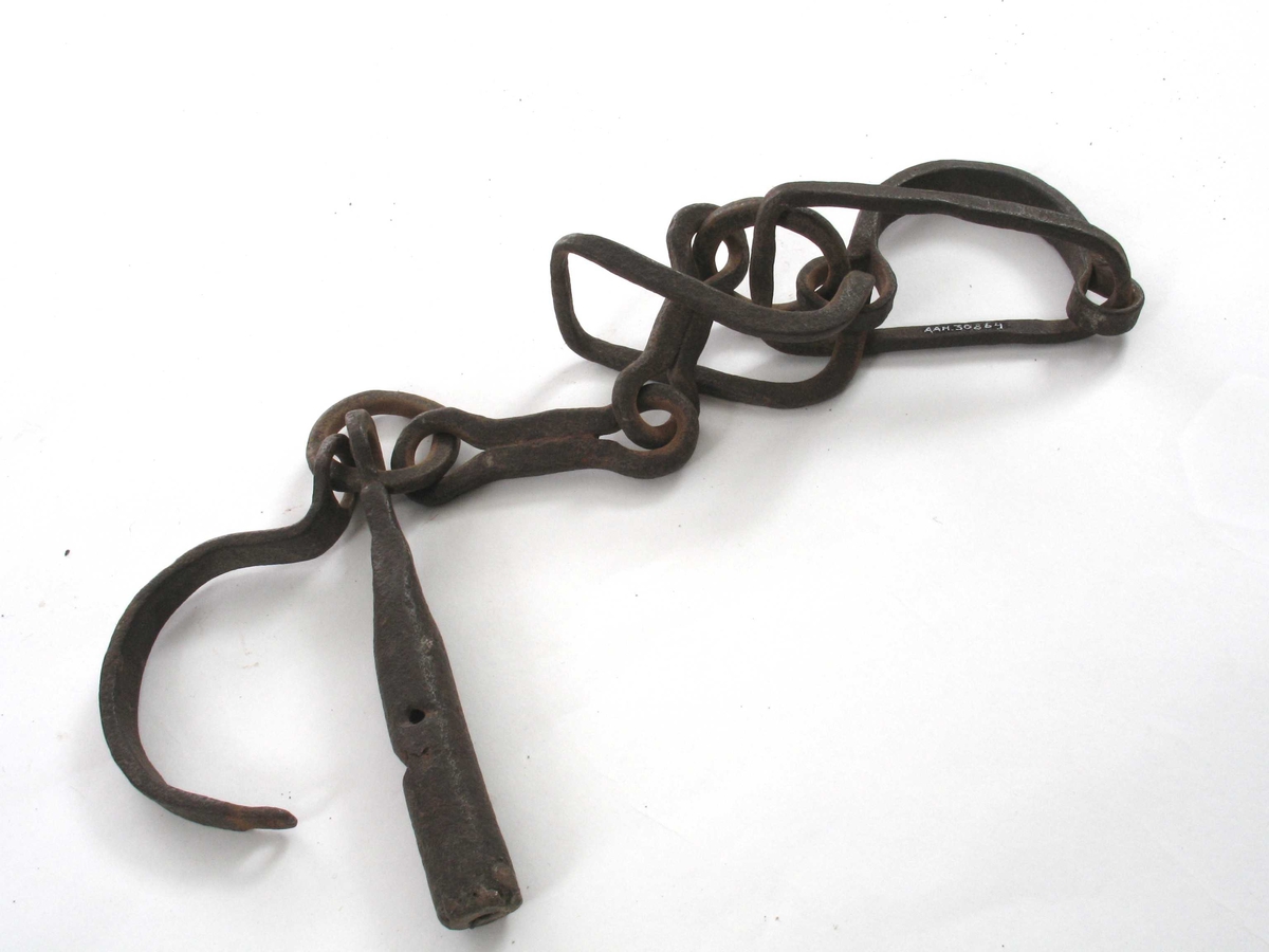 Slavelenke, 2 bøyler forbundet med lenke, nøkkelhull i den ene bøylen.