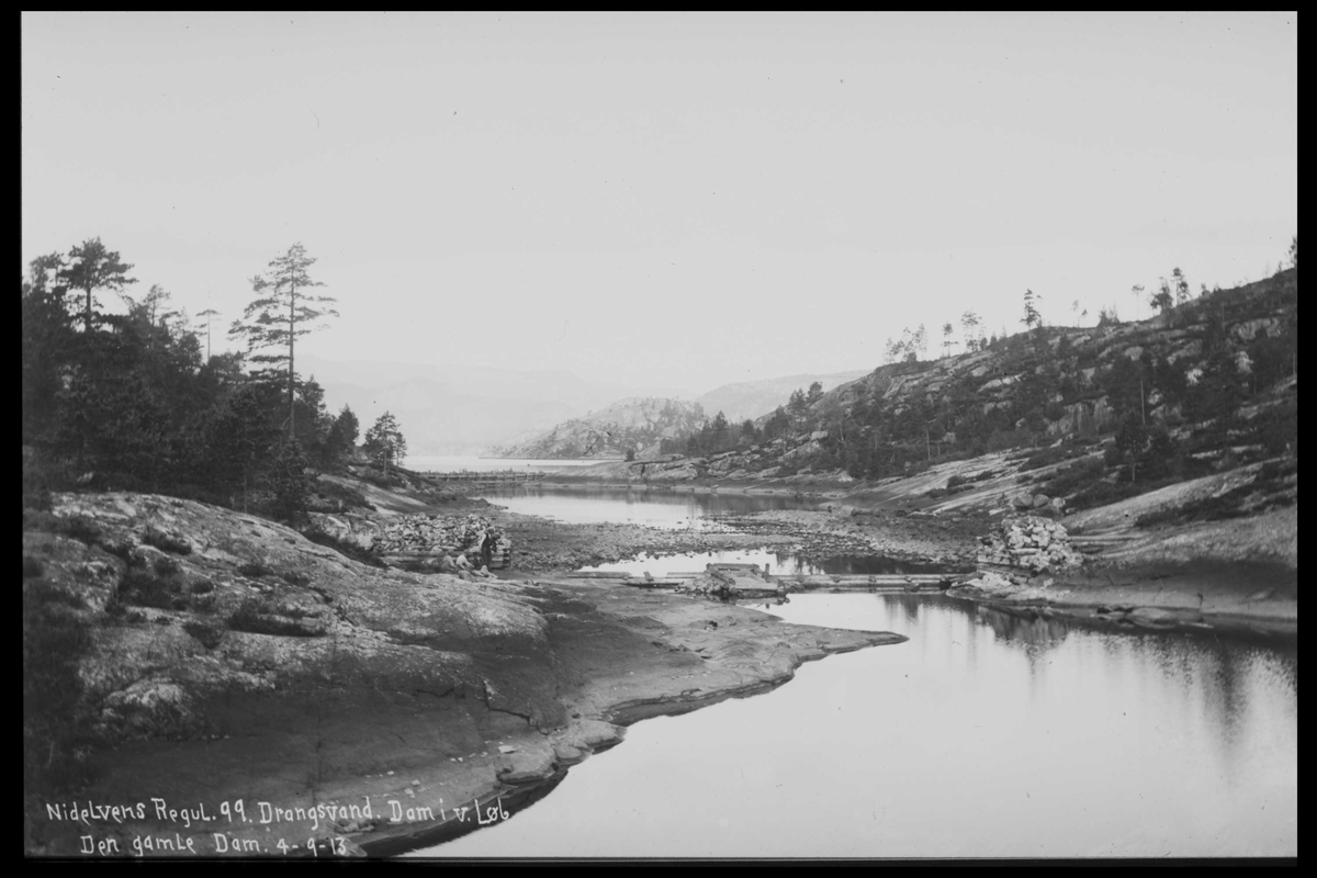 Arendal Fossekompani i begynnelsen av 1900-tallet
CD merket 0446, Bilde: 3
Sted: Drangsvann dam
Beskrivelse: Regulering. 
