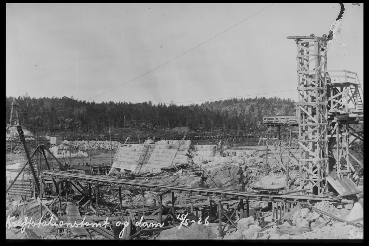 Arendal Fossekompani i begynnelsen av 1900-tallet
CD merket 0468, Bilde: 28
Sted: Flaten
Beskrivelse: Oversikt damkropp med anleggsutstyr