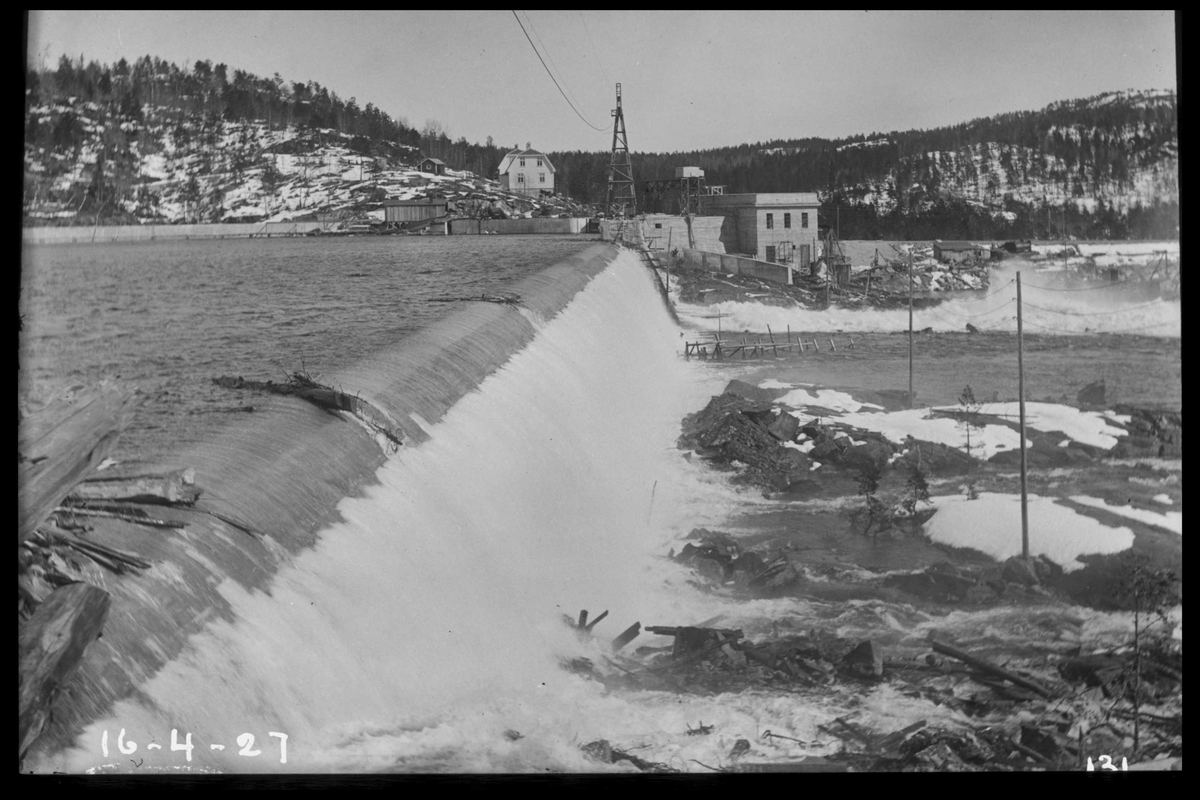 Arendal Fossekompani i begynnelsen av 1900-tallet
CD merket 0468, Bilde: 49
Sted: Flaten
Beskrivelse: Dam og kraftstasjon ved flom
