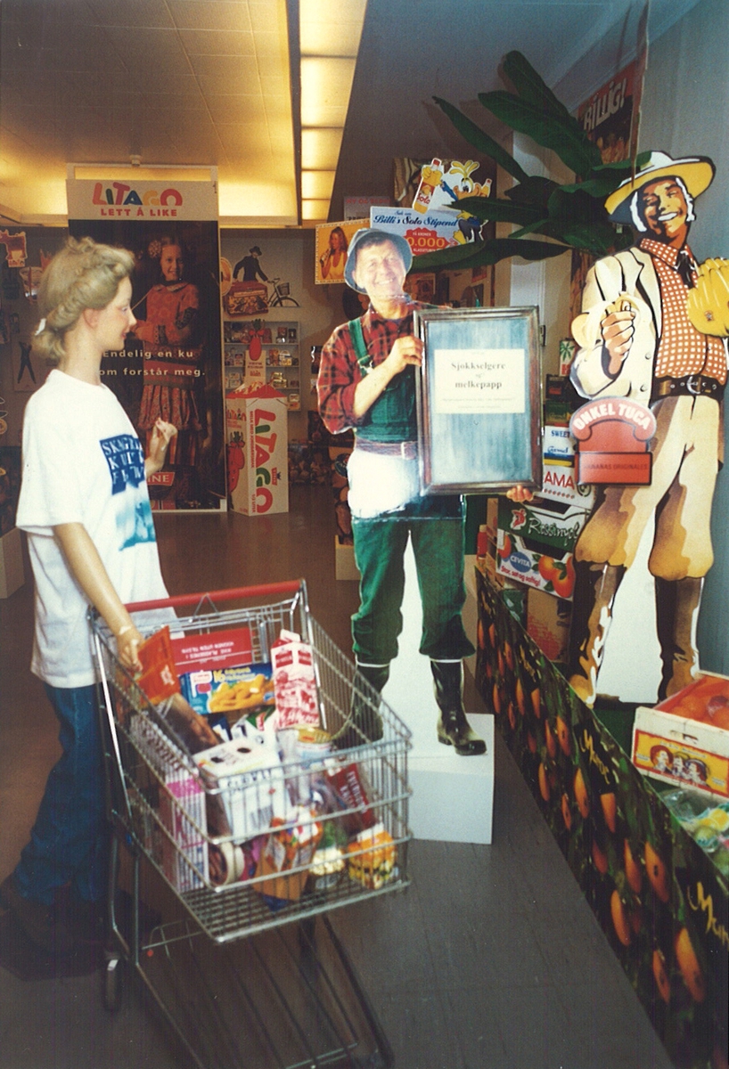 Utstillingen "Sjokkselgere og melkepapp" 1996 - 97.  Sjokkselger med figur gartneren dukke med trillevogn.
