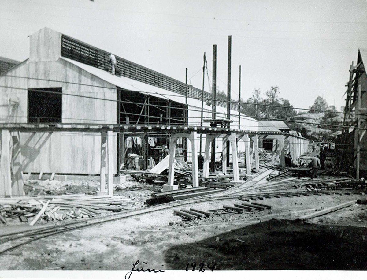 "xx/06-1924" Nitriden. Bygning for steking av elektrodekull. Bærende konstruksjoner for skinnegang, "høybanen", sees foran bygningen. På bakken skinnegang. For intern transport.