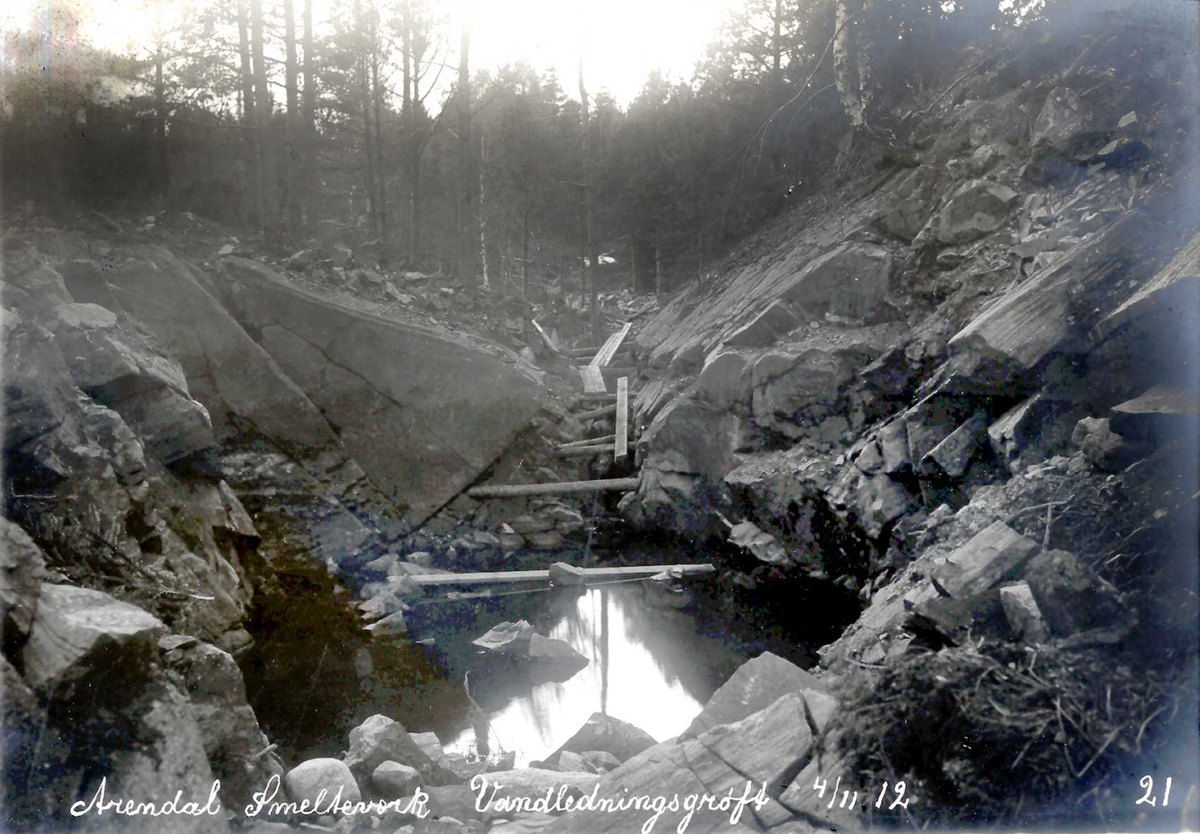 "04/11-1912" Nitriden. Bygging av vannledningsgrøft.