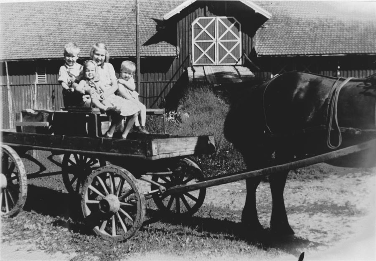 Magda Sundby med unger i langvogn? på tunet på Rullestad