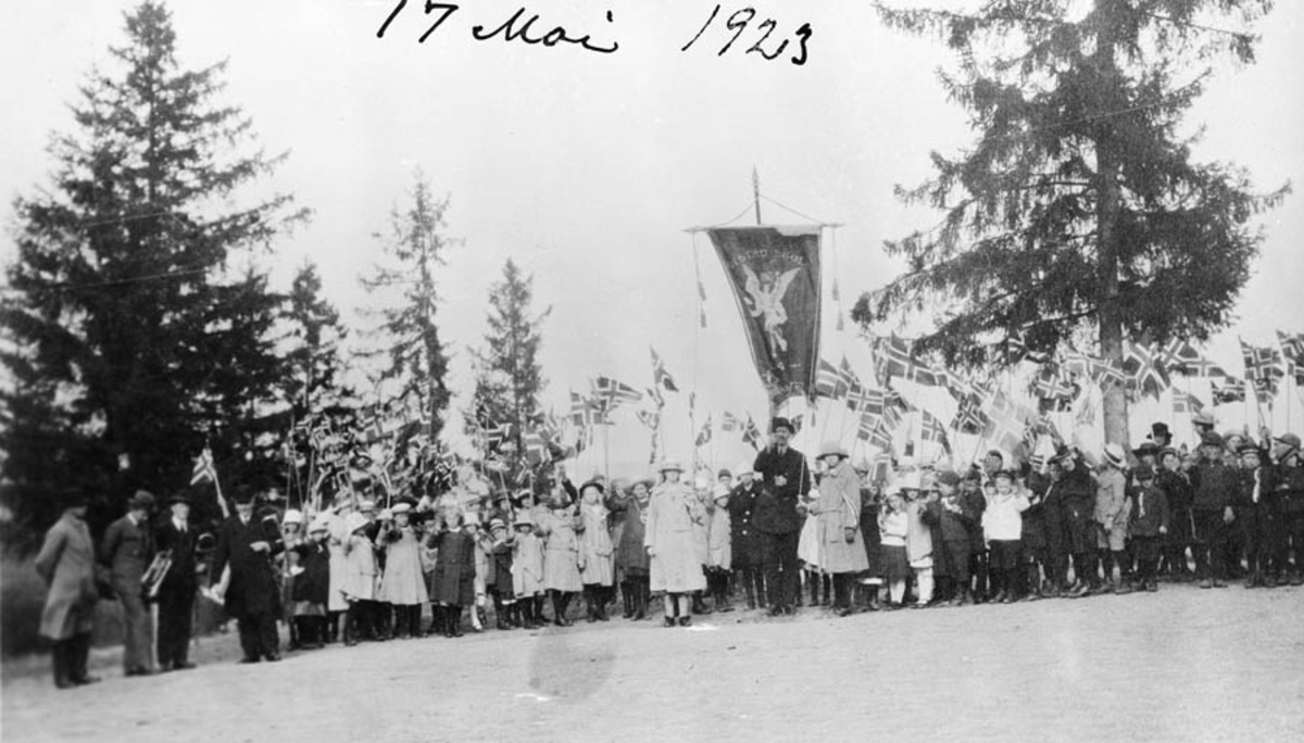 Barn med flagg, Holstad skoles fane 17. mai 1923